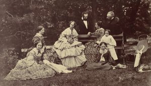[庭にいる 4 人の女性、2 人の男性、3 人の子供のグループ ポートレート]、1850 年代から 60 年代。 作： Franz Antoine