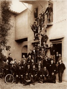 1899年にフィレンツェにあるアリナーリ兄弟の写真店の従業員の肖像画（ガラス板） 作： Fratelli Alinari Fratelli Alinari