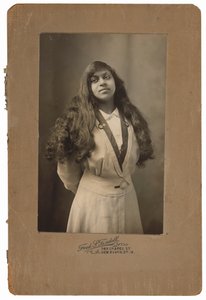 女性の肖像,c.1910年（写真） 作： フレッド・S・ティスデル