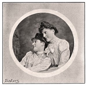 「シスターズ」、1901年。 作： Frederick Downer and Sons