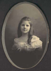 [白いオフショルダードレスの少女]、1890年代。 作： Frederick Gutekunst