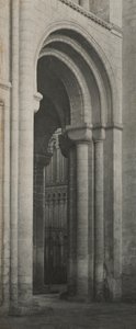 イーリー大聖堂、身廊、南西の角、c。 1899年。 作： Frederick Henry Evans