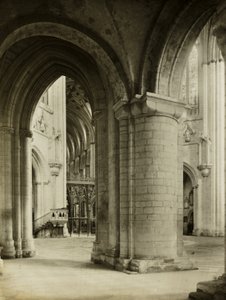 イーリー大聖堂北側通路からの八角形 作： Frederick H. Evans
