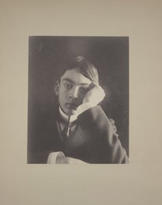 顔を手にしてスーツを着た少年、1896年頃 作： Frederick Holland Day