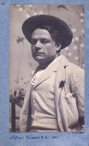 アルフレッドギルバート、1892年 作： Frederick Hollyer