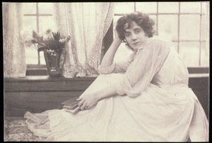ベアトリス・ステラ・タナーの肖像写真（1865-1940）フレデリック・ホリアーによるパトリック・キャンベル夫人（1837-1933） 作： Frederick Hollyer