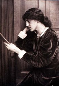 フレデリック・ホリアー（1837-1933）によるジェーン・モリスの娘、メイ・モリス（1862-1938）のポートレート写真