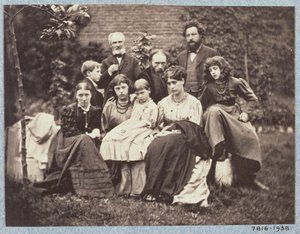 ウィリアムモリス（1834-96）エドワードバーンジョーンズ卿（1833-98）とその家族、1874年（セピア写真） 作： Frederick Hollyer