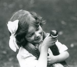 イースタンインディゴヘビを持つ少女、ベティ、ロンドン動物園、1924年 作： Frederick William Bond
