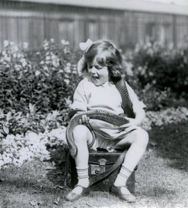 1924年にロンドン動物園で革のトランクに座りながら、イースタンインディゴヘビを持つ少女ベティ 作： Frederick William Bond