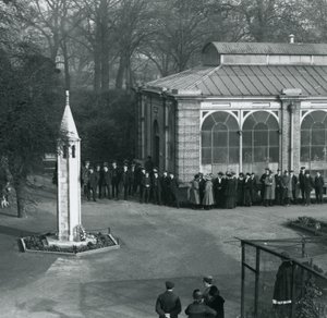 1923年11月11日、ロンドン動物園の戦争記念館での休戦の日 作： Frederick William Bond