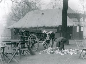 1924年、ロンドン動物園の銀行休業日の後片付け（モノクロ写真 作： Frederick William Bond