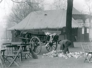 1924年のロンドン動物園での銀行休業後の片付け 作： Frederick William Bond