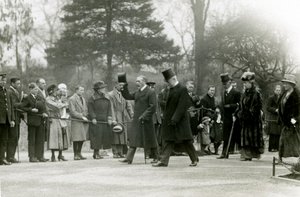 1924年4月に正式に水族館をオープンするためにロンドン動物園を訪問中に、ジョージV世は彼の側近の前で群衆に帽子を上げました。 作： Frederick William Bond