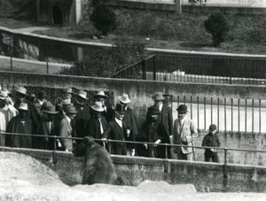 ピーターチャーマーズミッチェル卿、エチオピアのリージェントハイルセラシーとその側近とともに、1924年にロンドン動物園のマッピンテラスでヒグマを見た 作： Frederick William Bond