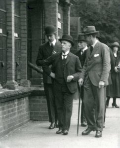 1924年にロンドン動物園を訪問したイタリアの王、ビクターエマニュエルIII 作： Frederick William Bond