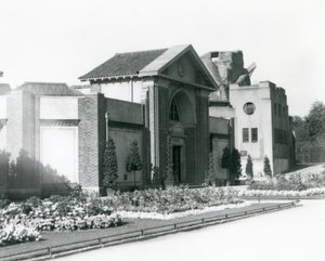 1928年、ロンドン動物園の爬虫類館。入口の小道には花壇が設けられている（モノクロ写真 作： Frederick William Bond