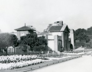 1928年のロンドン動物園の爬虫類館、入り口の小道に沿って正式な花壇がある（ロンドン動物園 作： Frederick William Bond