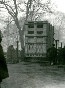 ロンドン動物園、木製の箱での女性のアジアゾウルキの輸送、1923年 作： Frederick William Bond