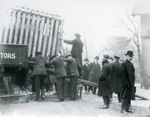 新入荷のインドサイの荷降ろし（ロンドン動物園 作： Frederick William Bond