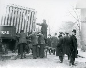 新しく到着したインディアンサイの荷降ろし、ロンドン動物園、1924 作： Frederick William Bond