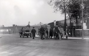1923年にドックから象のペアをZSLロンドン動物園まで歩く。これが最後に行われたとき 作： Frederick William Bond