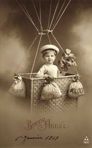 1913年賀状。風船を昇る少年が登場し、バラストとして大金が使われています。 作： French Photographer