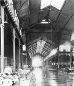 パリのレアールセントラルマーケットの屋根付き通路、1900年頃 作： French Photographer