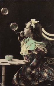 パイプから泡を吹く少女（色付き写真） 作： French Photographer