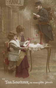 母と子が兵士の父親への手紙を準備する（着色写真）