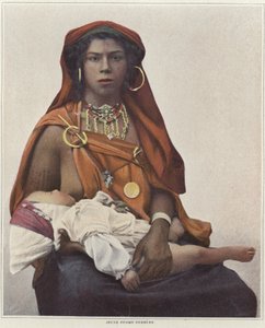 赤ちゃんを授乳している若いベルベル人女性 作： French Photographer