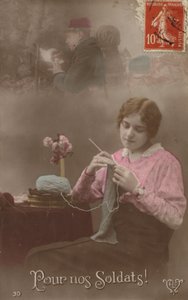 家に手紙を書いている兵士のことを考えながら編み物をする若い女性（色付き写真） 作： French Photographer