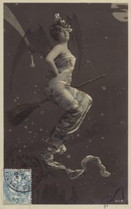 ほうきの柄の上に座って屋根の上を飛んでいる若い女性（色付きのフォトコラージュ） 作： French Photographer