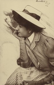 帽子をかぶって喫煙する若い女性（フォトコラージュ） 作： French Photographer