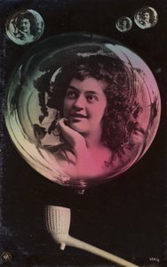 土管から吹き出された泡に現れる若い女性の顔（色付きフォトコラージュ） 作： French Photographer