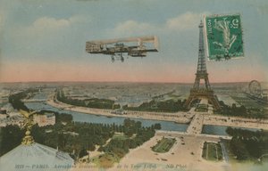 フランス、パリのエッフェル塔を旋回する飛行機。 1913年に送られたはがき。 作： French Photographer