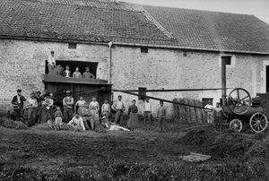 1890年頃、オートマルヌ(Haute Marne)のブルモン(Bourmont)近くの農場で、農業従事者と報道関係者が干し草のブーツを結んでいる。写真撮影。デュコス・コレクション。 作： French Photographer