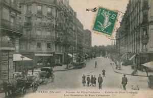 フランス、パリの20区にあるペールラシェーズ通り。ペールラシェーズ墓地への入り口と火葬場の煙突のあるストリートビュー。 1913年に送られたはがき。 作： French Photographer