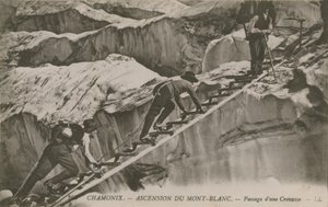 シャモニー-モンブランの上昇。隙間を通過する登山者。 1913年に送られたはがき。 作： French Photographer