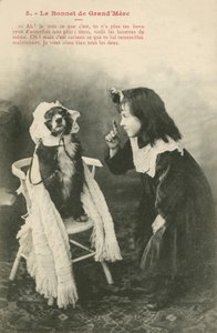 愛犬にボンネットを着せる子供（モノクロ写真） 作： French Photographer