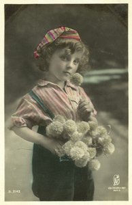 花の束を持つ子供 作： French Photographer
