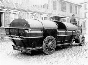 家庭ごみを輸送するための閉じた自動車運搬業者、1912 作： French Photographer