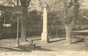 1815年3月1日、エルバ島を脱出したナポレオンがコート・ダジュールのゴルフ・ジャンに上陸したことを記念するコラム（モノクロ写真 作： French Photographer