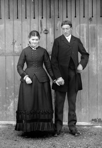息子の初聖体を祝うための日曜日のカップル、オートマルヌ（Haute Marne）のブルモン（Bourmont）付近、1880年頃。デュコス・コレクション。 作： French Photographer