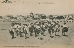 ロバは西フランスのレサーブルドロンヌのビーチに乗ります。 1913年に送られたはがき。