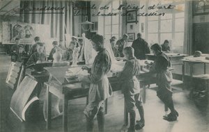 フランスの美術学校での描画クラス。 1913年に送られたはがき。 作： French Photographer