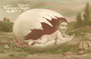 大きな卵から生まれた赤ちゃんを示すイースターカード 作： French Photographer