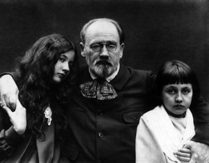 作家・フランス人ジャーナリストのエミール・ゾラ（1840-1902）は、ヴェルヌイユ・シュル・セーヌ（イヴリンヌの）の自宅の庭で、子供のドゥニーズとジャックと一緒に過ごしています。- エミール・ゾラ（1840-1902）、フランスの作家、ジャーナリスト、ヴェルヌイユ・シュル・セーヌ（イヴリンズ）の自宅で、子供たちと一緒に 作： French Photographer
