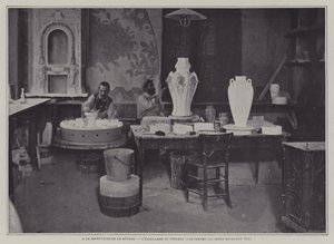 フランス、セーブル磁器工場での筆によるエナメル加工（モノクロ写真 作： French Photographer