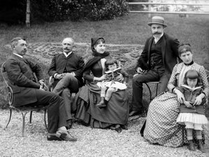 庭でポーズをとる都市生活者の家族（オートマルヌ（Haute Marne）のブルモン（Bourmont）付近）、1880年頃。写真撮影。デュコス・コレクション。 作： French Photographer